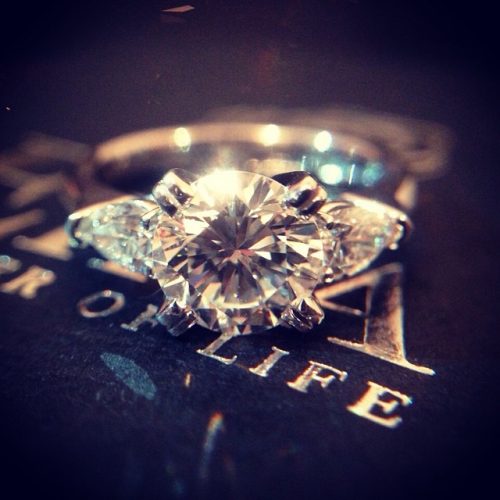 1カラットのダイヤモンドをまとった婚約指輪。