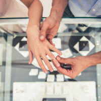 宝石店で婚約指輪を選ぶカップル