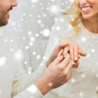 クリスマスに指輪をプレゼントするカップル